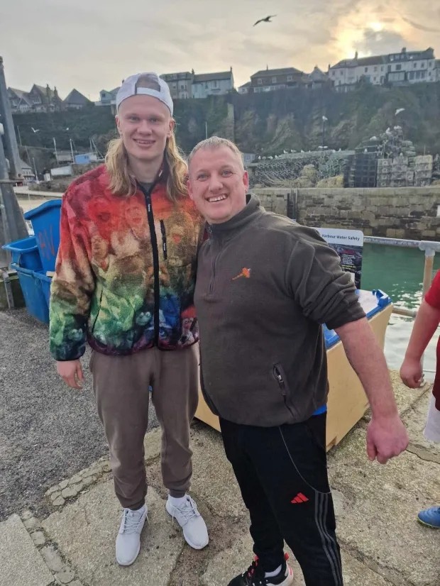 太陽報(bào)：哈蘭德利用空閑時(shí)間和朋友前往戶外釣魚，并且釣到了魚