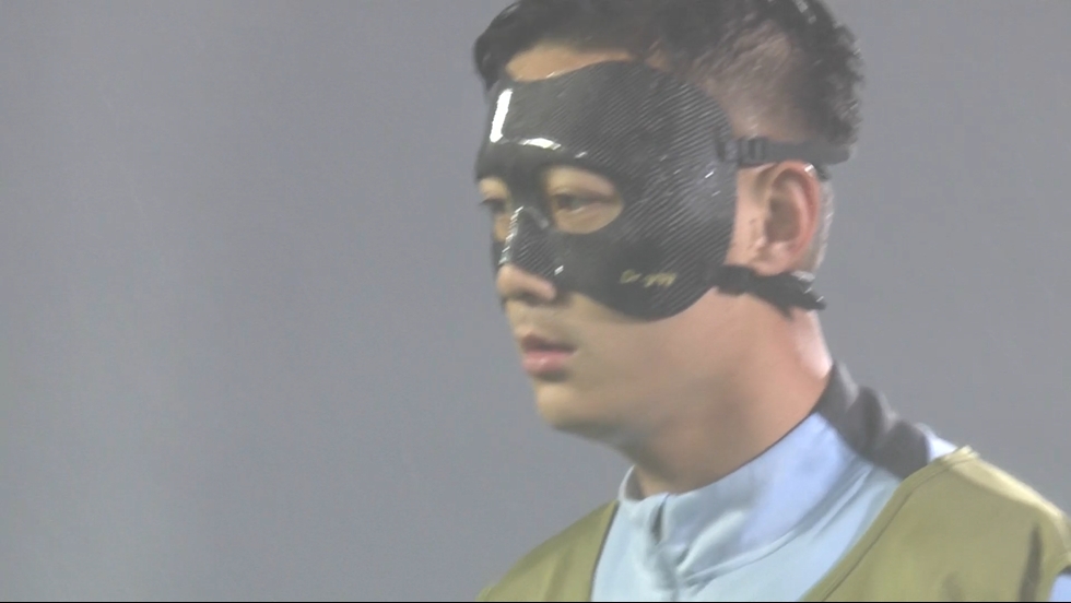 此前未佩戴！蔣圣龍亞冠賽前熱身戴上面具，曾在月初比賽面部受傷