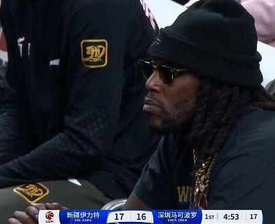 哦呦？你來了！新疆新外援哈雷爾場邊觀戰(zhàn)新疆主場vs深圳的比賽