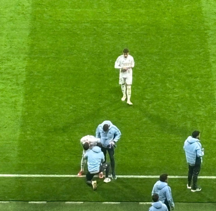 希望無(wú)礙，在維尼修斯踢點(diǎn)球的間隙，巴爾韋德在場(chǎng)邊接受治療