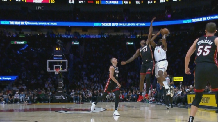 爭分奪秒！哈登后場推進漂移三分被壓哨犯規(guī)！3罰2中！