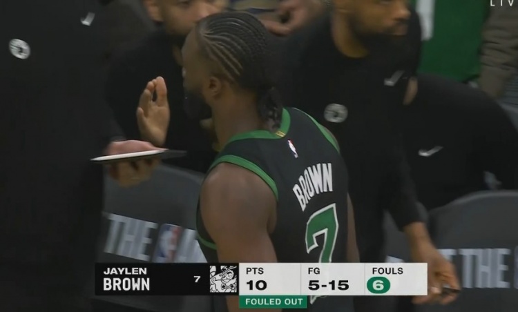 不冷靜??！杰倫-布朗籃下逼搶霍姆格倫賠上犯規(guī) 6犯離場！