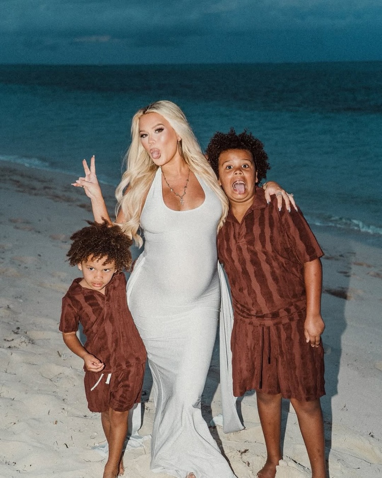 特克斯和凱科斯群島！蘭德爾妻子曬和兩個(gè)兒子的旅行照