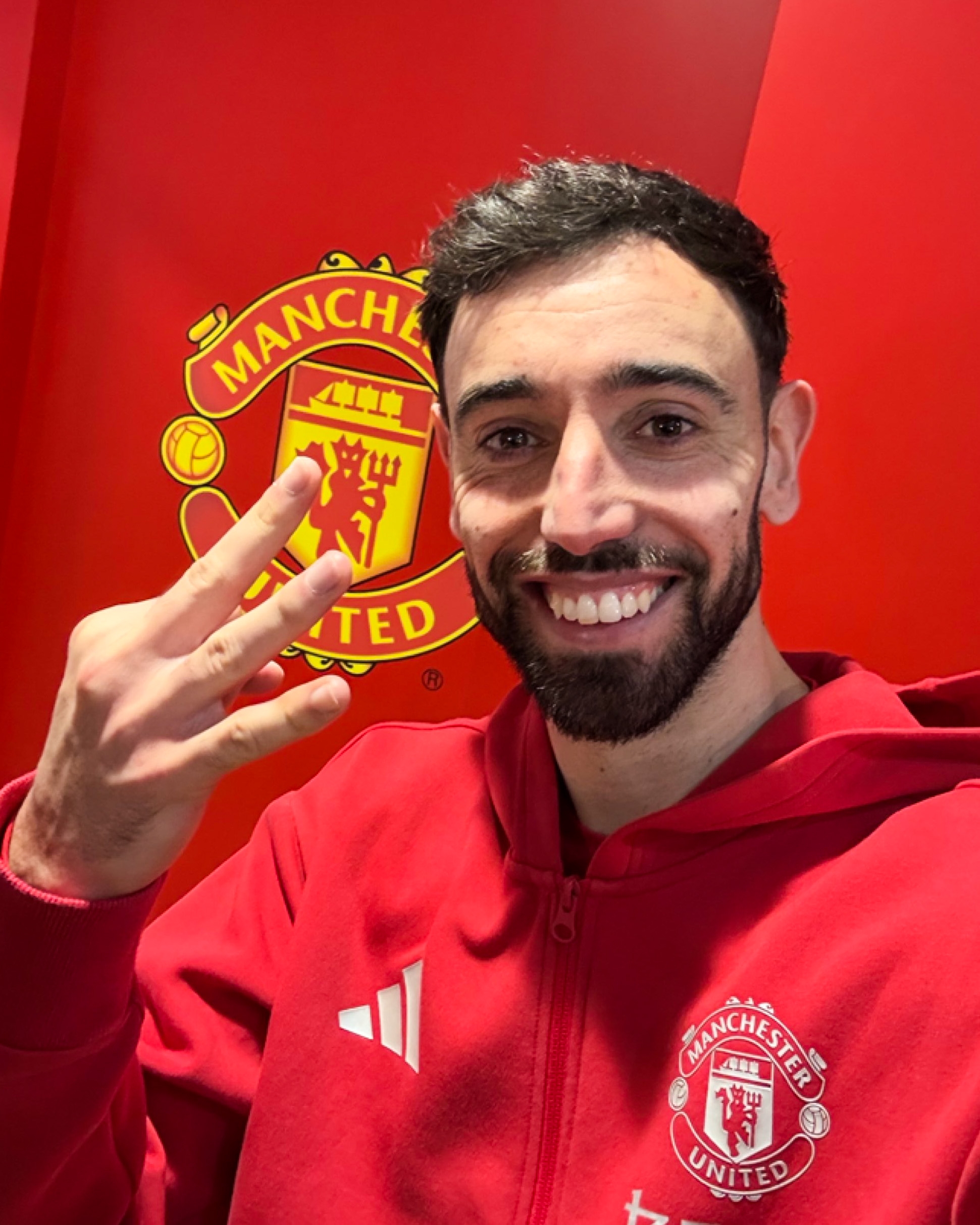 帶隊晉級！歐聯(lián)杯官推賽后曬B費自拍照，伸出3根手指象征戴帽