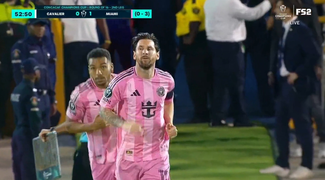 他來(lái)了！比賽第53分鐘梅西替補(bǔ)上場(chǎng)，蘇亞雷斯、布斯克茨被換下