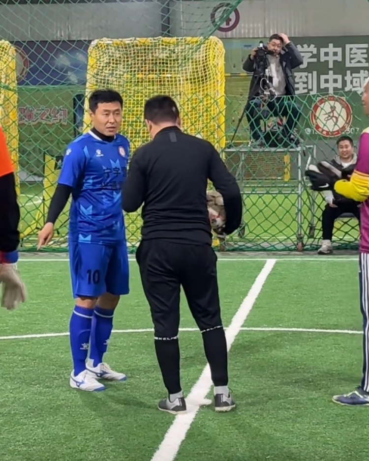 真降維打擊！姜寧在業(yè)余賽事比賽中獨(dú)得10分