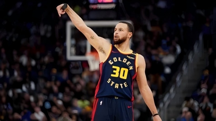 庫里，37歲，4000三分記錄之夜·雄鹿巨陣壓湖人