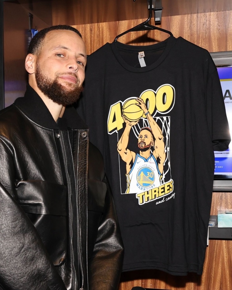 帥滴！官方曬出庫(kù)里賽后穿皮衣與4000三分T恤合照：Mr.4K