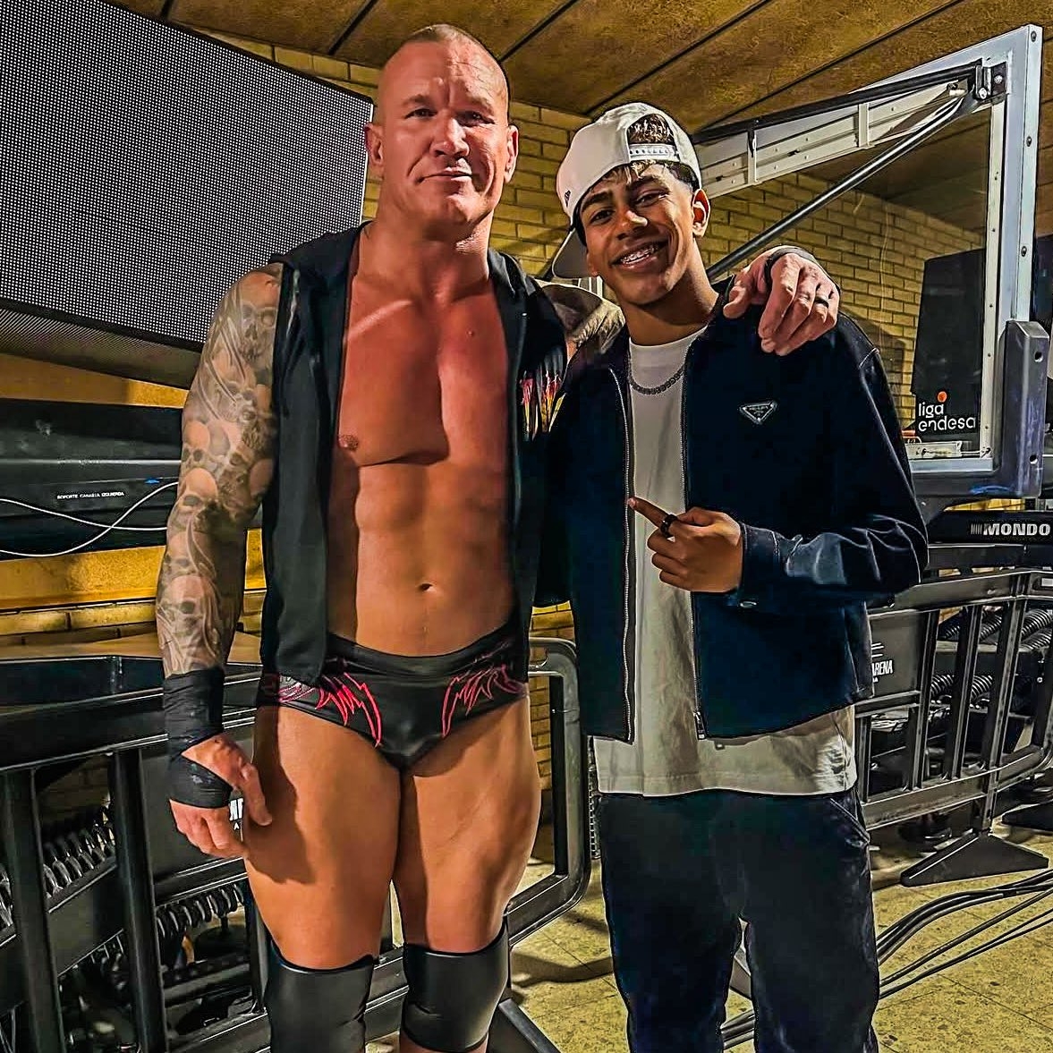 小心RKO！亞馬爾現(xiàn)場(chǎng)觀戰(zhàn)WWE，和奧爾頓、Triple H等合影