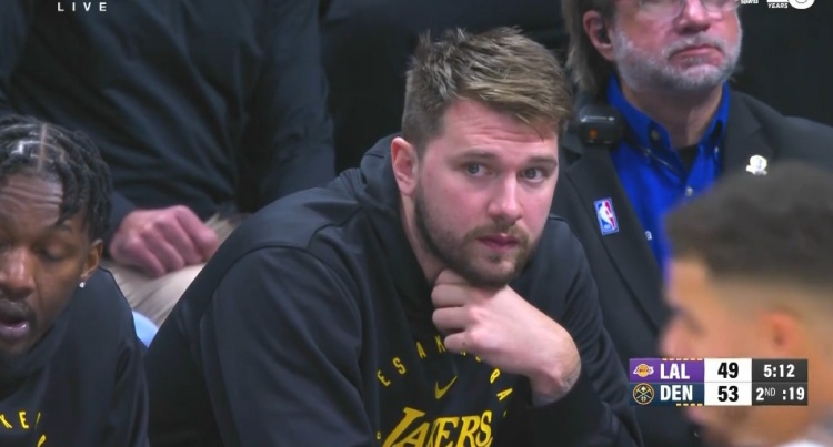 愛(ài)莫能助??！東契奇本場(chǎng)缺陣 坐在場(chǎng)邊觀戰(zhàn)