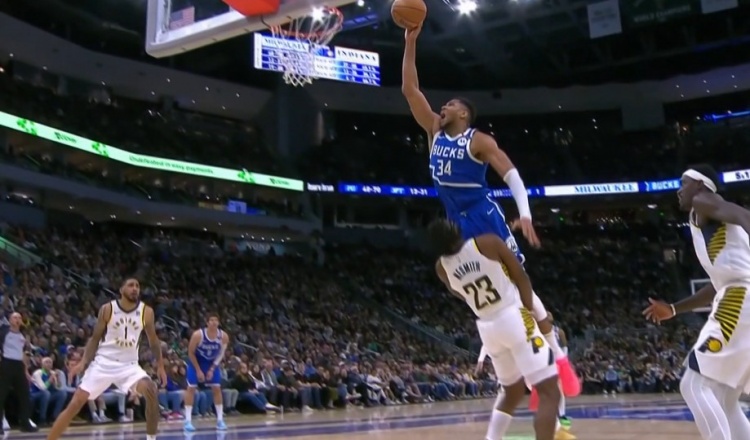 視覺(jué)效果炸裂！字母哥絲滑轉(zhuǎn)身單臂隔扣內(nèi)史密斯 可惜吹進(jìn)攻犯規(guī)