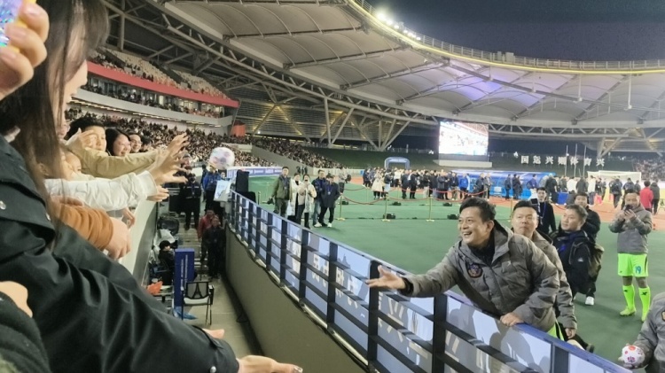 中國香港明星足球隊40載巡回賽樂山站，1-2不敵海浪明星足球隊