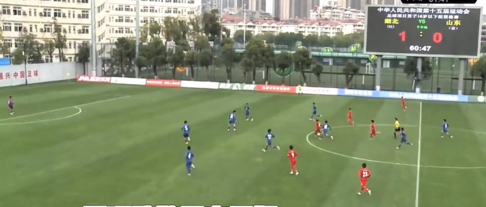 致敬貝克漢姆！15歲小將萬項中線帶一步直接起腳，吊射世界波！