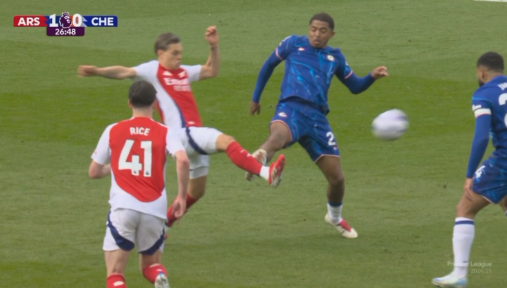 動(dòng)作稍大！福法納踩賴斯屁股+蹬特羅薩德小腿，裁判均沒有出牌