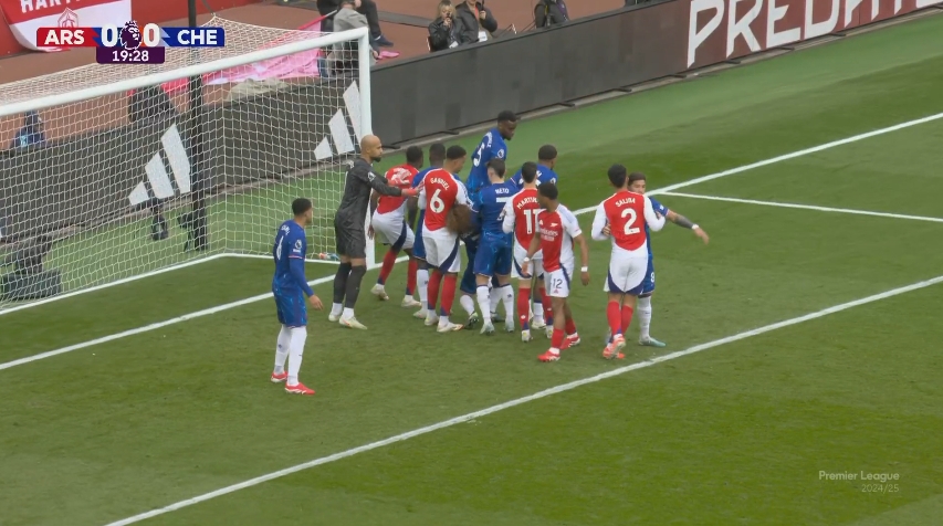 新套路？阿森納角球集結(jié)前點(diǎn)站成一堵"墻"，梅里諾繞前頭球吊門