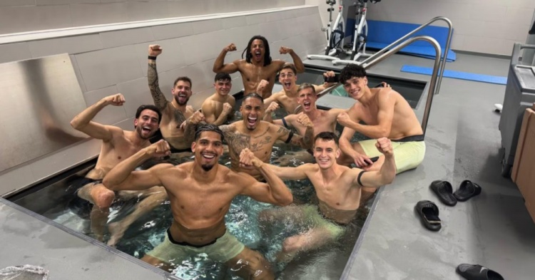 阿斯：巴薩客場(chǎng)逆轉(zhuǎn)馬競(jìng)后，球員們?cè)诳完?duì)休息室的按摩浴缸里慶祝