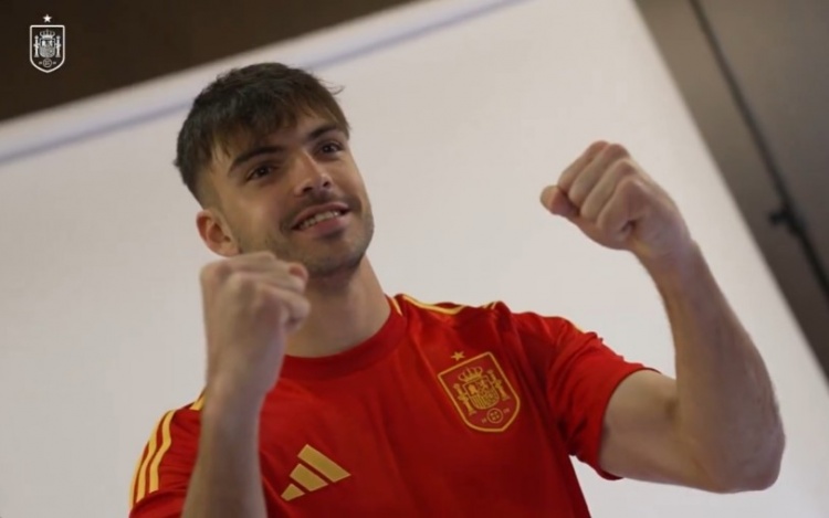 新人報(bào)到！勞爾-阿森西奧和懷森首次入選西班牙隊(duì)并拍攝定妝照