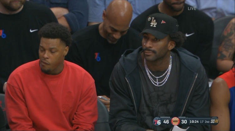 酷嗎？德拉蒙德打了鼻釘坐在場邊觀戰(zhàn) 本場缺陣客場戰(zhàn)火箭