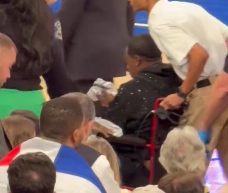 一個(gè)暫停12分鐘！尼克斯記者：場(chǎng)邊觀眾突然流鼻血&幾乎站不起來(lái)