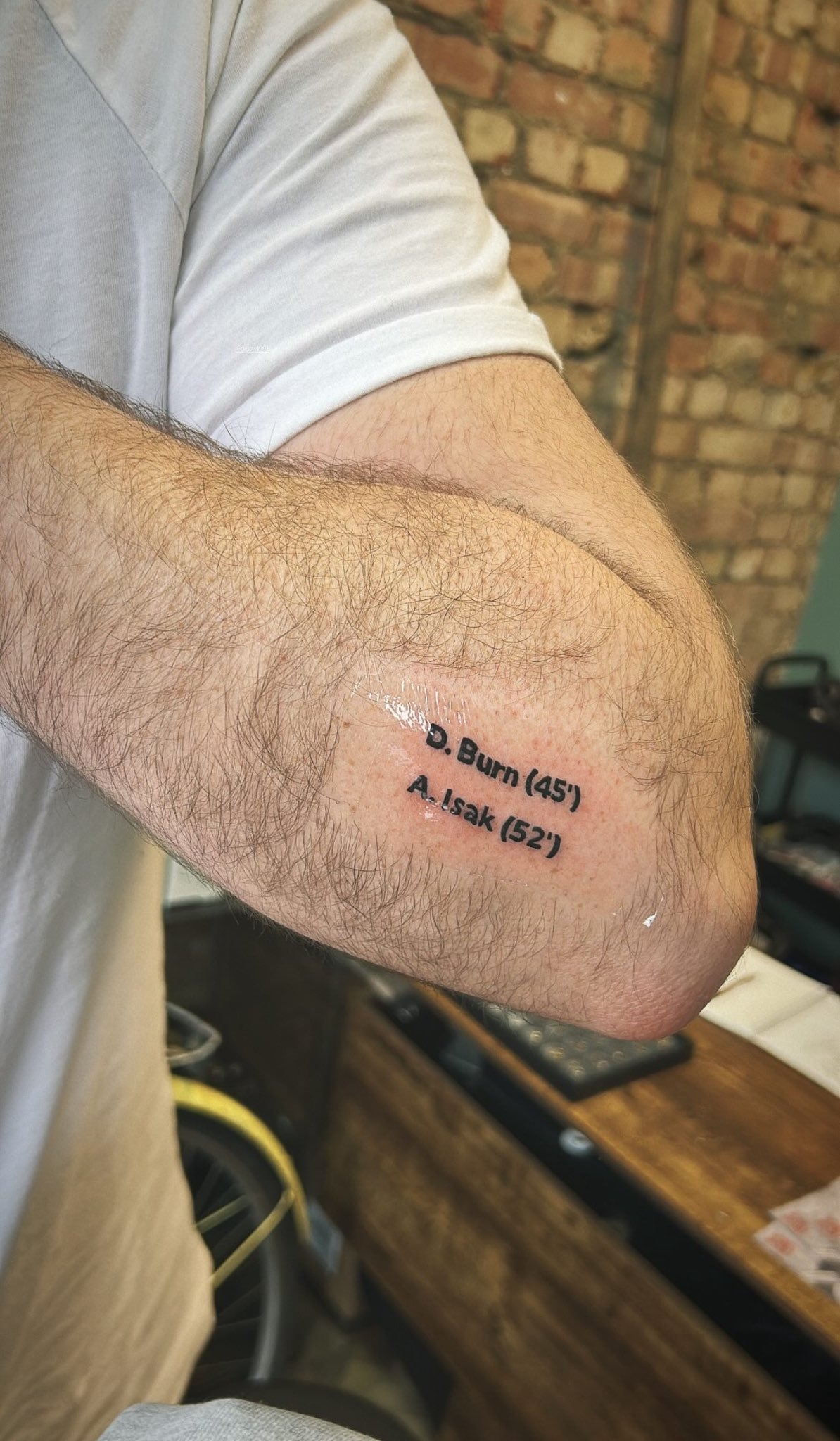 70年1次！聯(lián)賽杯奪冠后 紐卡球迷把丹伯恩和伊薩克姓名紋到手臂上