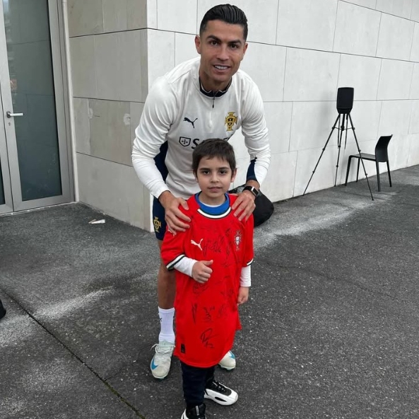 暖心！回國備戰(zhàn)間隙，C羅和病重小球迷見面并合影留念