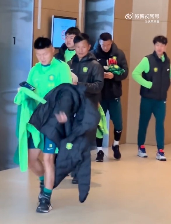 博主：張?jiān)闯霈F(xiàn)在國(guó)安駐地仍步履蹣跚，韓佳奇、吳少聰參加訓(xùn)練