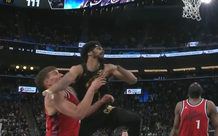 這一下很疼！阿倫落地時無意肘擊到博格丹的臉部 撞變形了