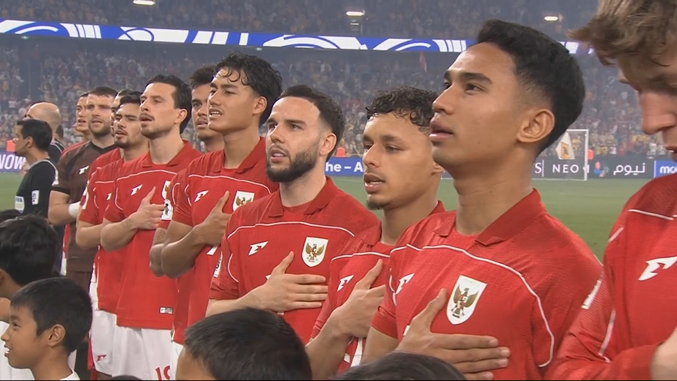 10歸化先發(fā)！賽前印尼歸化眾將齊唱國(guó)歌，新帥克魯伊維特也在跟唱