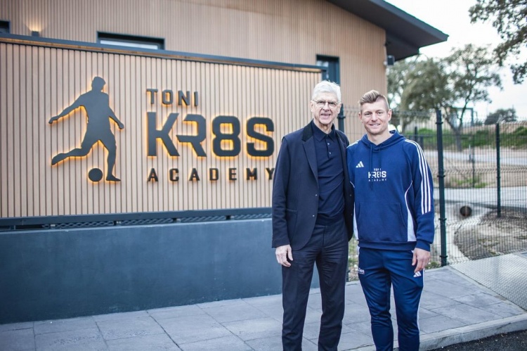 溫格造訪克羅斯青訓(xùn)營并頒發(fā)FIFA最佳陣容獎(jiǎng)杯，克羅斯發(fā)文致謝