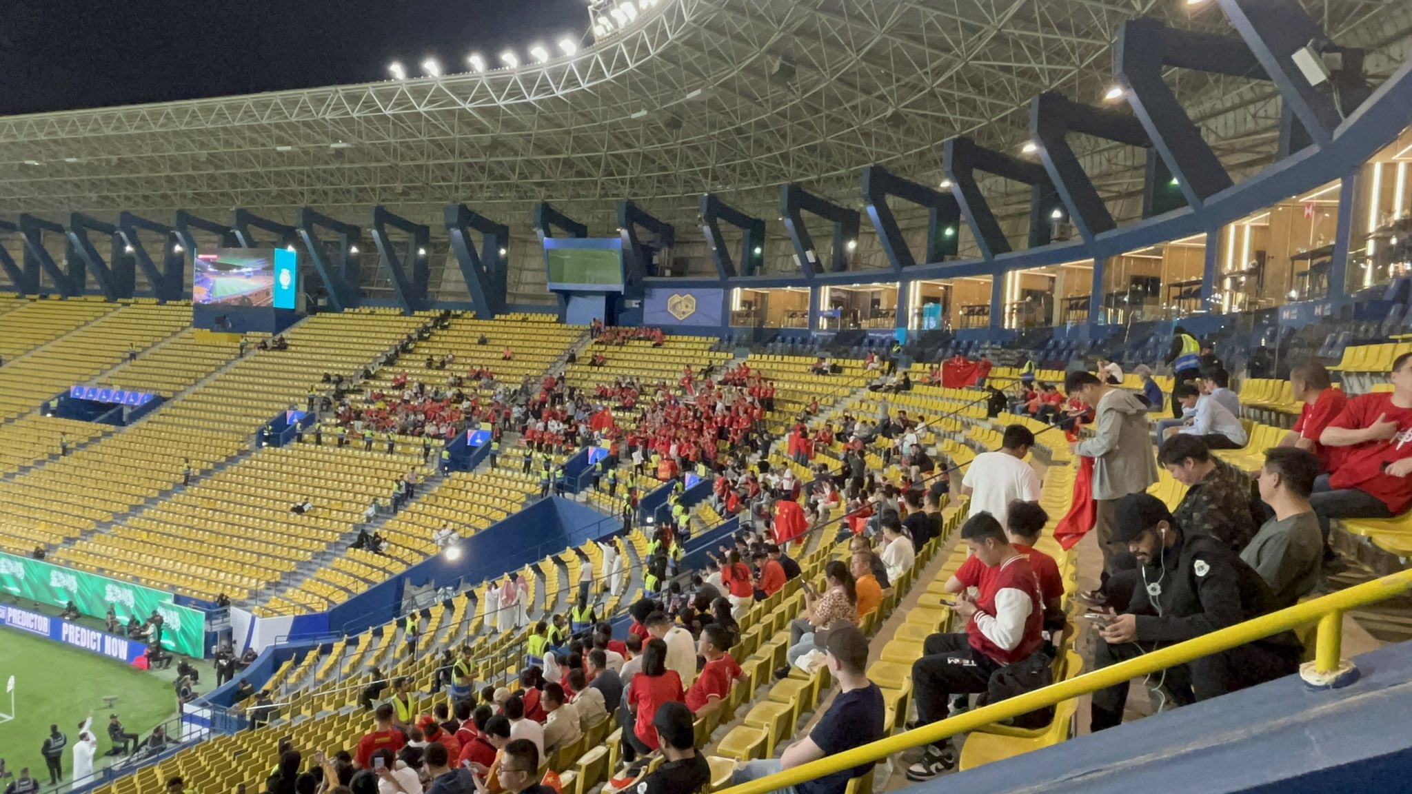 球票已售罄！中國球迷已經(jīng)入場，坐在球場上層沙特球迷區(qū)上方