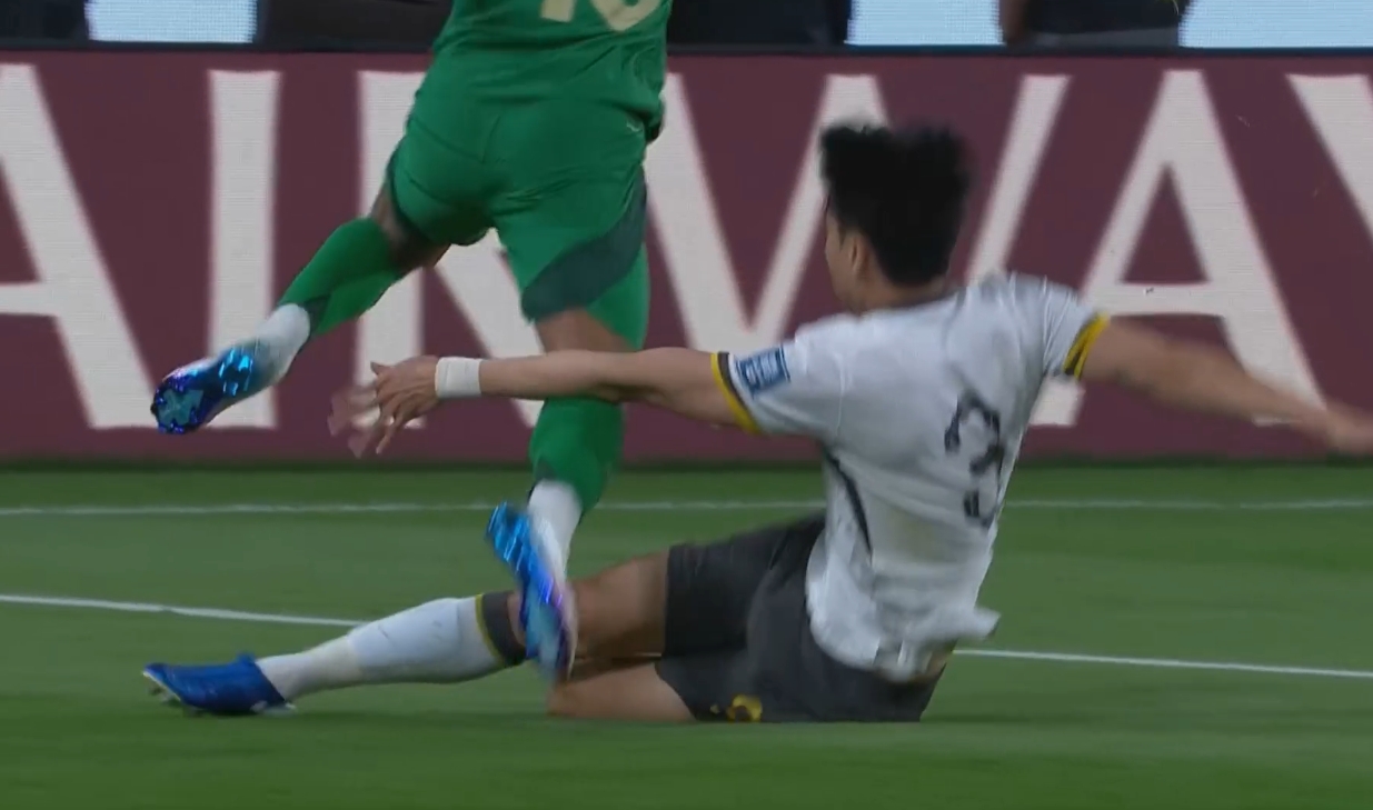 有點(diǎn)莽！高準(zhǔn)翼邊路鏟倒對手，裁判吹罰犯規(guī)但未出牌