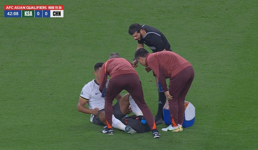 無法堅持！蔣光太受傷第44分鐘被換下，31歲韓鵬飛替補(bǔ)登場首秀