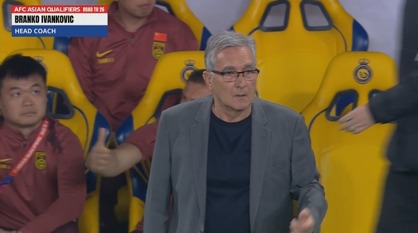 速效救心丸！國(guó)足開(kāi)場(chǎng)還行→反擊滑倒、橫梁、丟球、傷退、直紅..