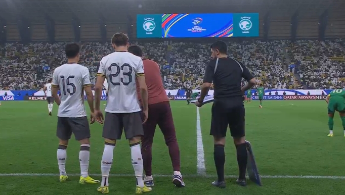 國(guó)足半場(chǎng)換人：拜合拉木、楊澤翔登場(chǎng)，曹永競(jìng)，高準(zhǔn)翼下場(chǎng)