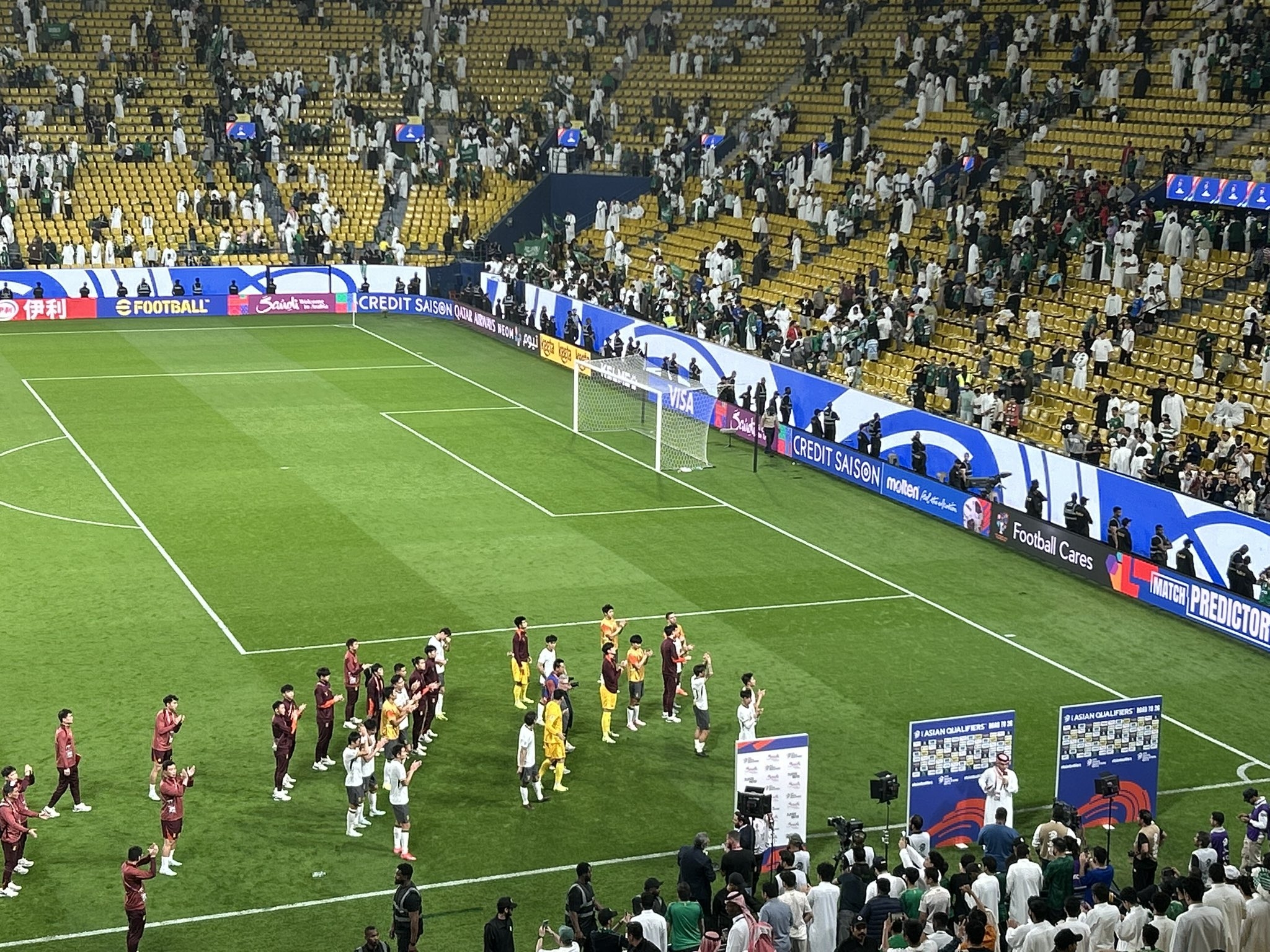 客場遺憾落敗，國足球員賽后向球迷謝場