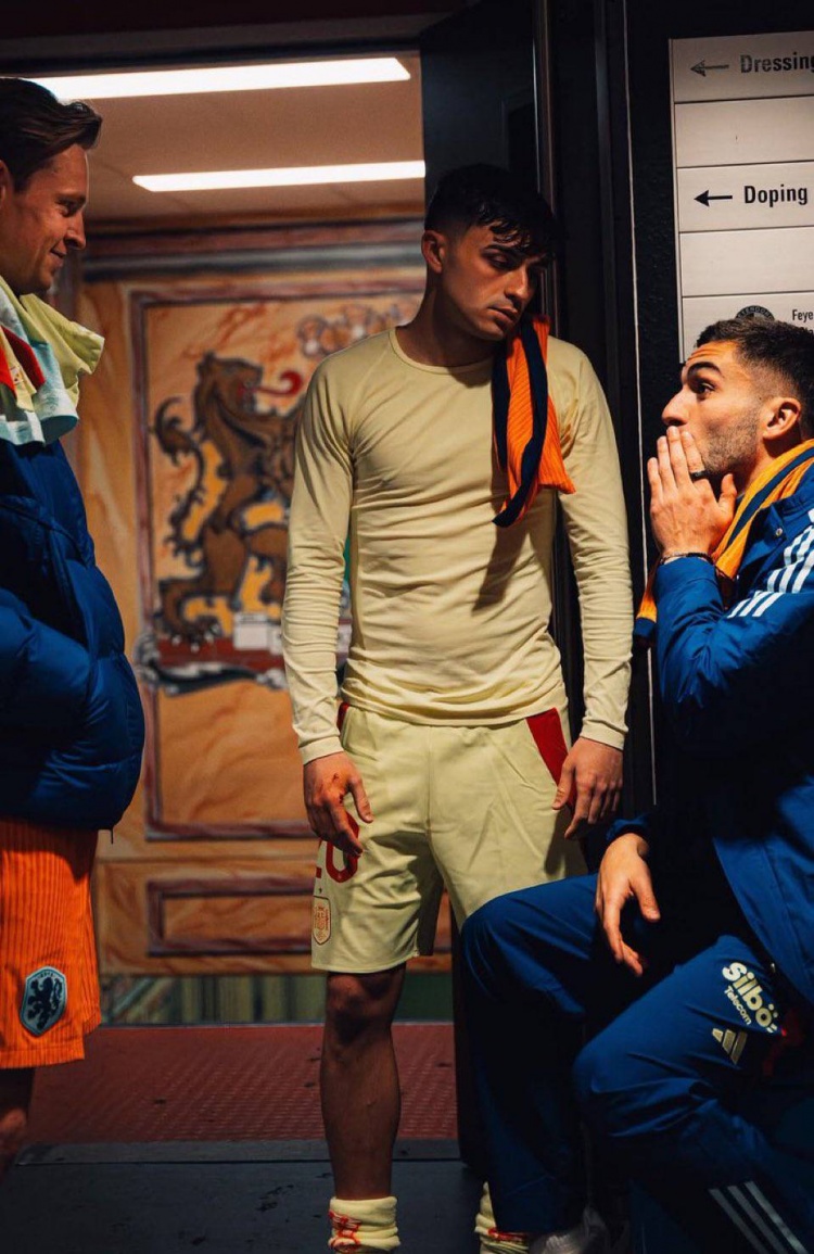 德容、費(fèi)蘭、佩德里賽后相聚聊天，佩德里一臉疲憊