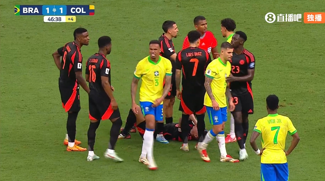 南美味道！加布里埃爾一臂干翻J羅染黃，后者痛苦捂面