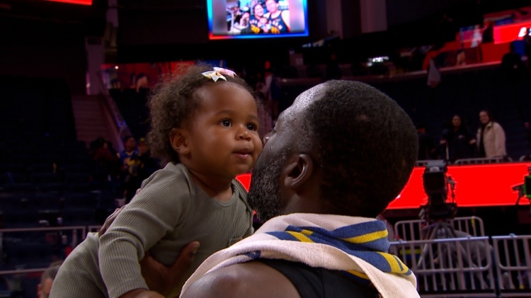 可可愛愛！追夢賽后抱起來現(xiàn)場看球的女兒 慶祝今日勝利