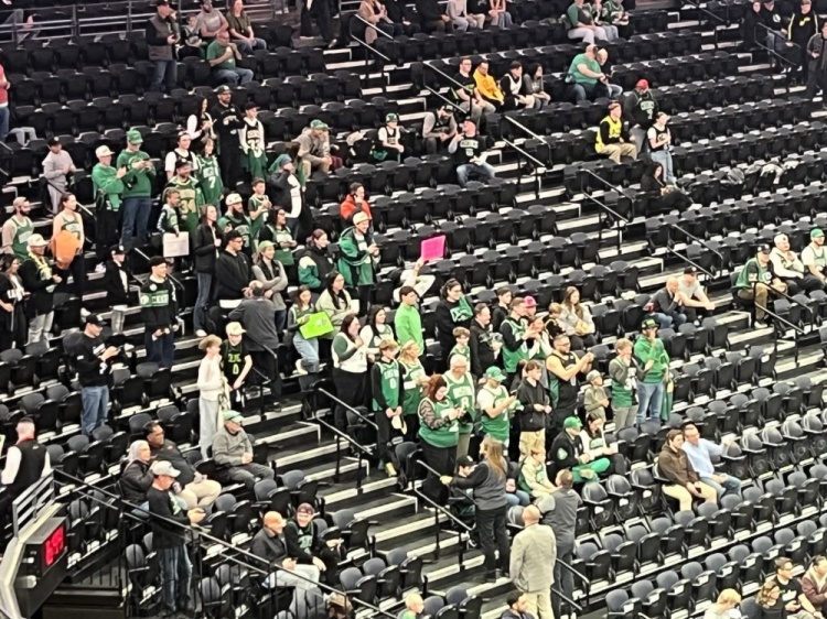 每個客場都如此??綠軍遠征球迷賽前1小時就坐 為熱身球員們加油