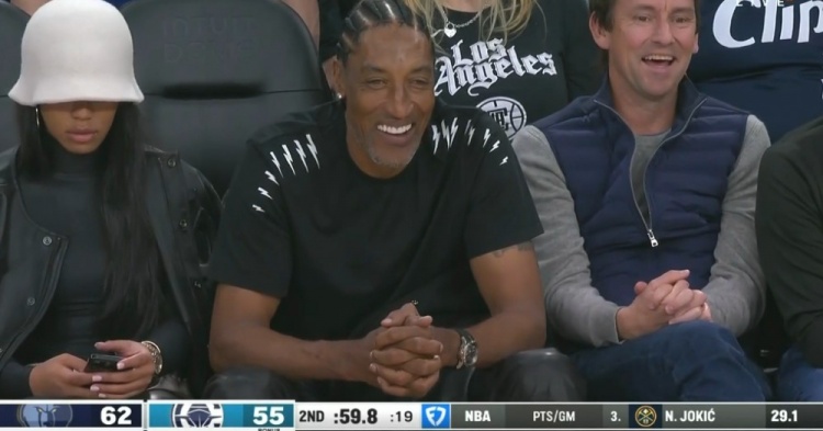 助陣親兒子！皮蓬現(xiàn)場(chǎng)觀戰(zhàn)灰熊比賽 小皮蓬進(jìn)球后非常開心