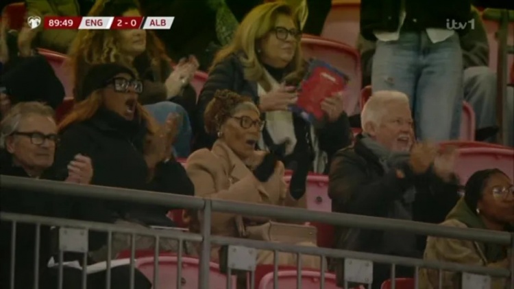 高興壞了！斯凱利英格蘭首秀破門，姐姐和奶奶在看臺擁抱慶祝