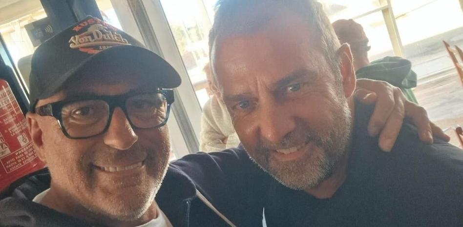 世體：巴薩主帥弗里克在西班牙小島度假，和球迷偶遇合影