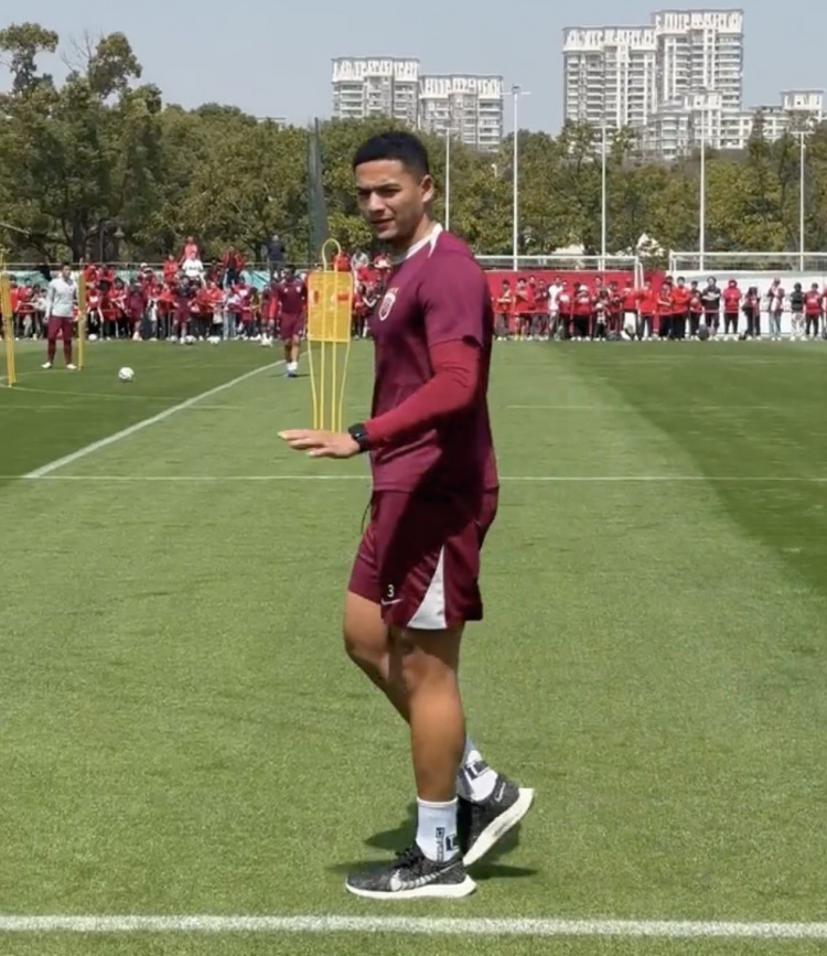 跟隊(duì)記者曬海港訓(xùn)練：武磊、蔣光太接受治療 馮勁、徐新慢跑恢復(fù)