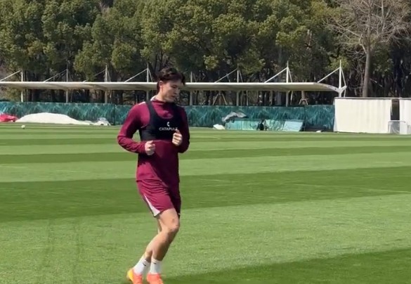 記者：沈子貴在教練帶領(lǐng)下恢復(fù)，去年遭右腿十字韌帶完全斷裂