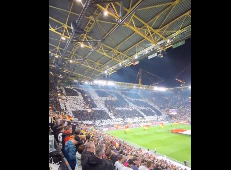 世界杯4冠+歐洲杯3冠！德國球迷賽前巨型tifo致敬足協(xié)成立125周年