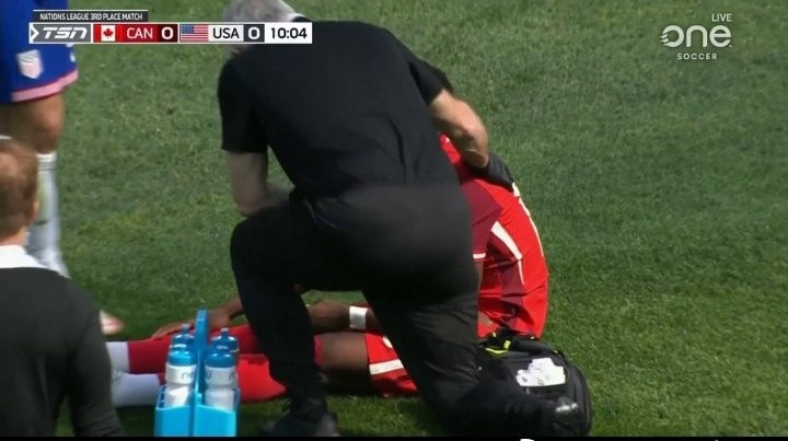 并無(wú)大礙！記者：戴維斯右膝敷冰袋&無(wú)明顯跛行，自稱情況良好