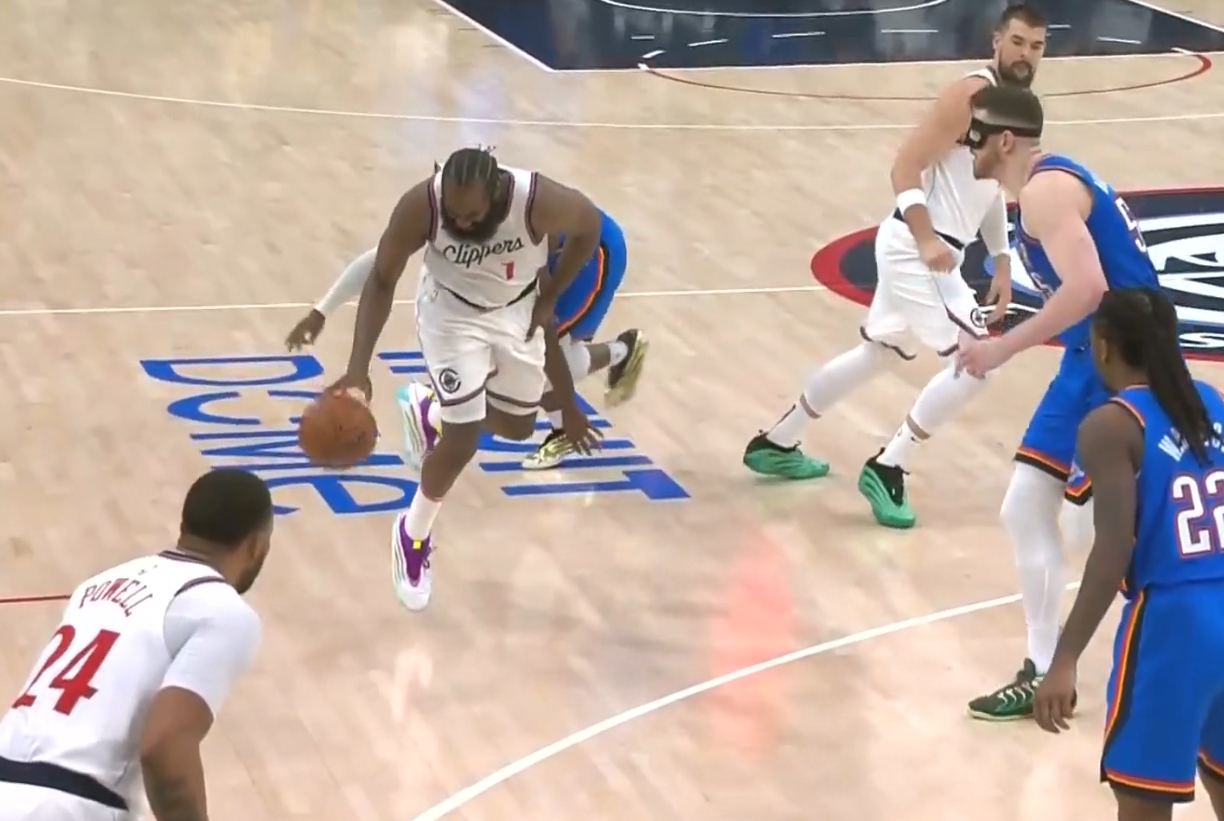 被多特貼身頂翻！哈登捂著自己的大腿痛苦倒地！好在無礙繼續(xù)比賽