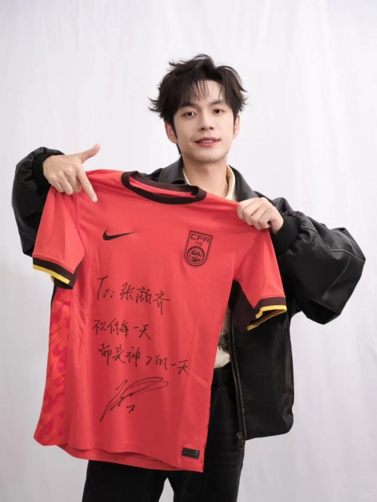 歌手張顏齊曬武磊to簽國足球衣，武磊評論：也是神“齊”的一天