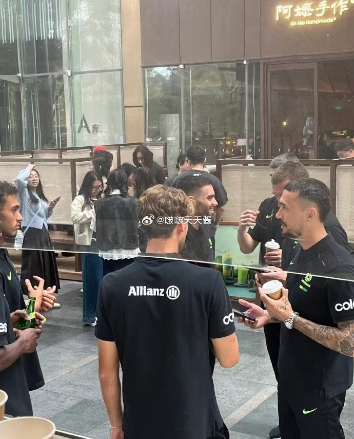 松弛感拉滿！澳大利亞隊(duì)員在杭州街頭喝奶茶