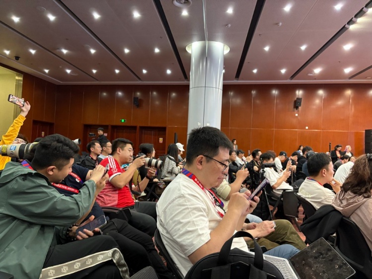 萬眾矚目！記者擠滿國足賽前新聞發(fā)布廳，賽場記者預(yù)計超300人